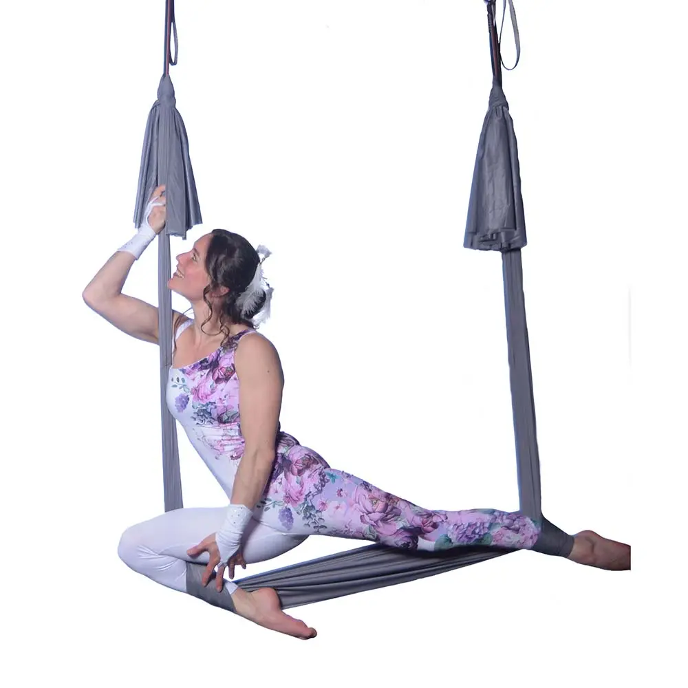 Dieses wenig dehnbare Aerial Yoga Tuch in elegantem Anthrazit ist perfekt für Luftakrobatik. Erhältlich im Luftakrobatik Shop.