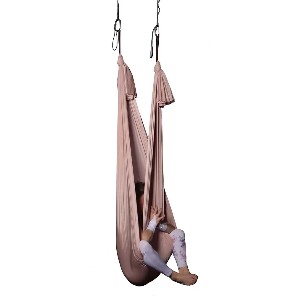 Ein hochwertiges, wenig dehnbares, altrosa Aerial Yoga Tuch von 5 Metern Länge, ideal für Luftakrobatik, erhältlich bei Marlene Kiepke.