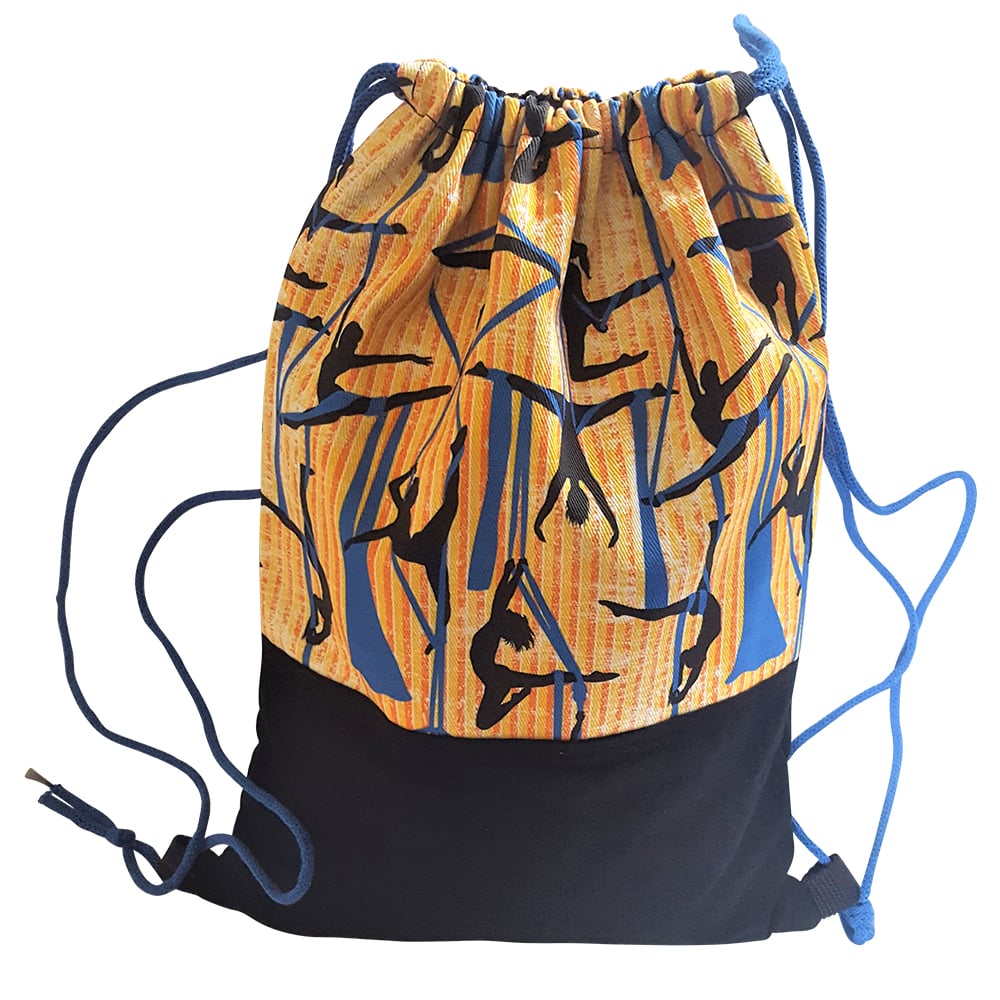 Blaue Trainingstasche mit Luftakrobatik-Motiven aus robustem Canvas-Stoff, geeignet für Aerial Yoga und Auftritte. Perfekt abgestimmt auf dein Training. Blaue Trainingstasche mit Luftakrobatik-Motiven aus robustem Canvas-Stoff, geeignet für Aerial Yoga und Auftritte. Perfekt abgestimmt auf dein Training.