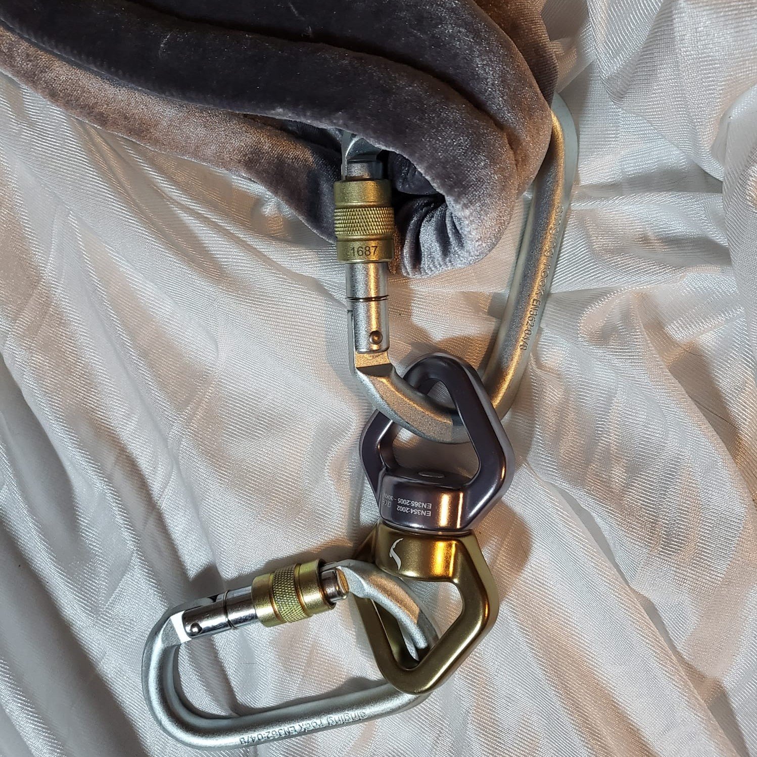 Ein Luftring-Aufhängeset mit zwei Punktaufhängung, inklusive Wirbel, Rundschlingen und Karabinern, ideal für Luftakrobatik im Studio oder Zuhause. Ein Luftring-Aufhängeset mit zwei Punktaufhängung, inklusive Wirbel, Rundschlingen und Karabinern, ideal für Luftakrobatik im Studio oder Zuhause.