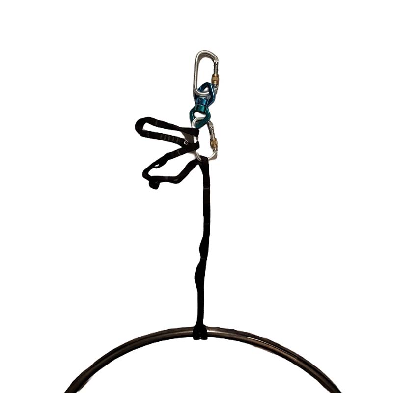 Aufhängeset für Luftring bestehend aus Wirbel, Daisy Chain und Karabinern vor neutralem Hintergrund – ideal für geringe Deckenhöhen im Luftakrobatik Shop. Aufhängeset für Luftring bestehend aus Wirbel, Daisy Chain und Karabinern vor neutralem Hintergrund – ideal für geringe Deckenhöhen im Luftakrobatik Shop.