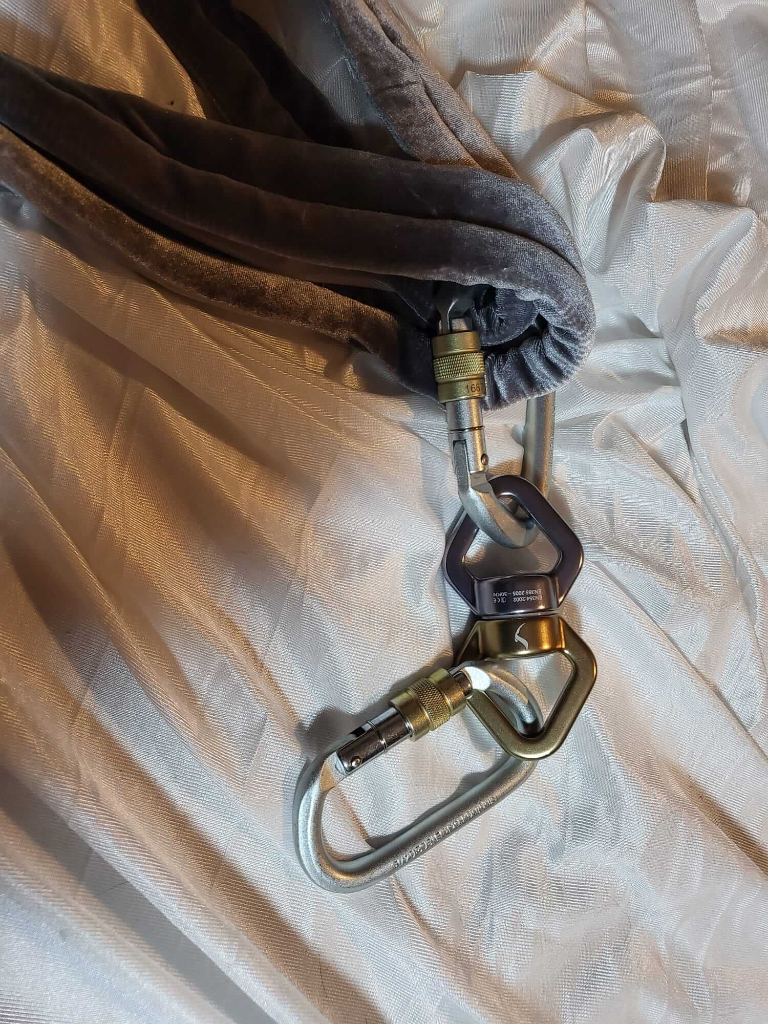 Ein Luftring Aufhängeset mit einem Wirbel, samtig weicher Rundschlinge und drei Karabinern, präsentiert im Luftakrobatik Shop. Ein Luftring Aufhängeset mit einem Wirbel, samtig weicher Rundschlinge und drei Karabinern, präsentiert im Luftakrobatik Shop.