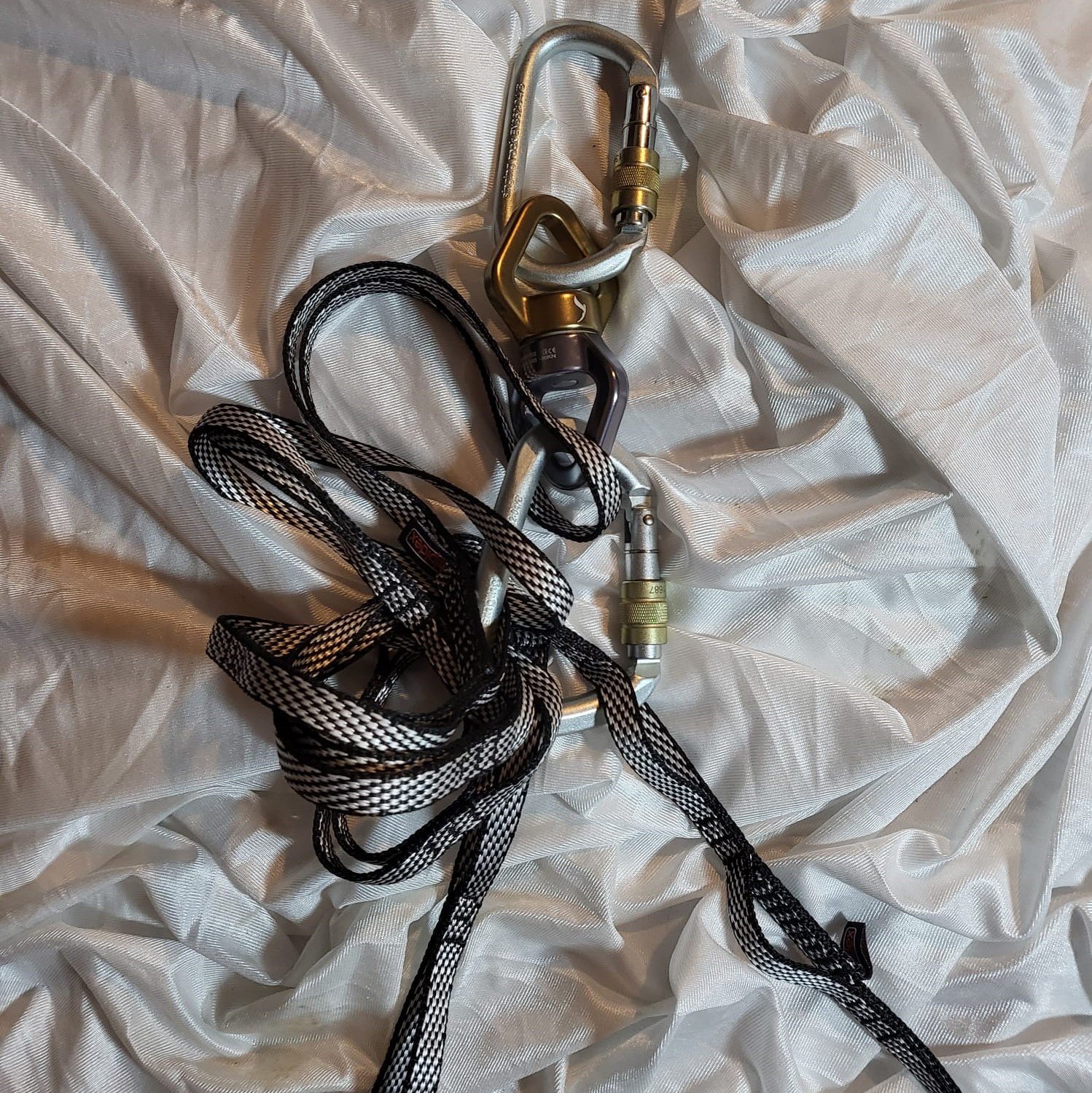 Luftring 2 Punkt Aufhängeset, enthält zwei Daisy Chains, vier Karabiner und einen Wirbel. Ideal für geringe Deckenhöhen, verfügbar im Luftakrobatik Shop. Luftring 2 Punkt Aufhängeset, enthält zwei Daisy Chains, vier Karabiner und einen Wirbel. Ideal für geringe Deckenhöhen, verfügbar im Luftakrobatik Shop.