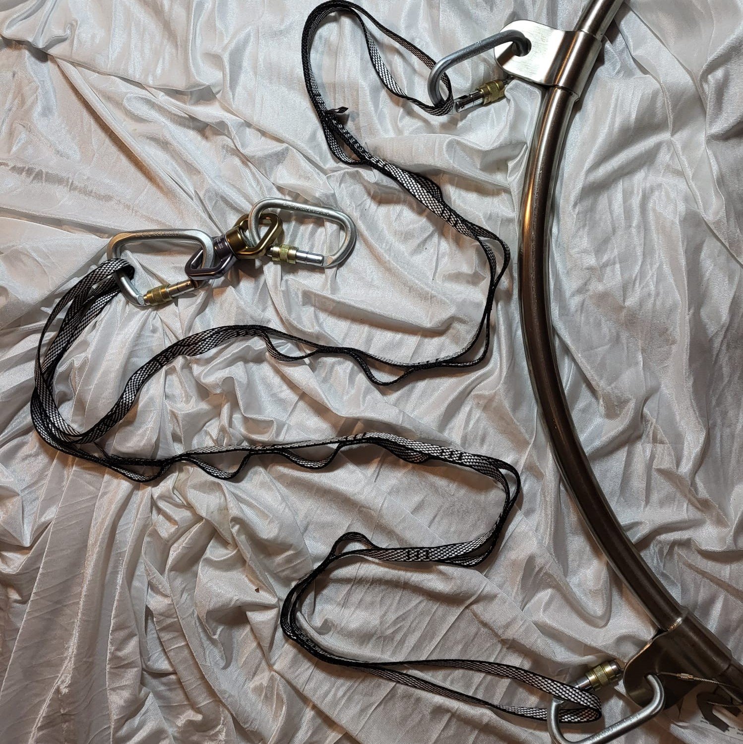 Aufhängeset für Luftring mit zwei Aufhängungspunkten, inklusive Wirbel, zwei Daisy Chains und vier Karabinern, ideal bei geringer Deckenhöhe. Aufhängeset für Luftring mit zwei Aufhängungspunkten, inklusive Wirbel, zwei Daisy Chains und vier Karabinern, ideal bei geringer Deckenhöhe.
