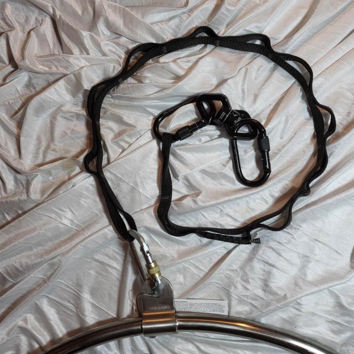 Luftring 1 Punkt Aufhängeset für geringe Deckenhöhen; beinhaltet Wirbel, Daisy Chain und Karabiner, für sicheres Aerial Hoop Training und Luftakrobatik. Luftring 1 Punkt Aufhängeset für geringe Deckenhöhen; beinhaltet Wirbel, Daisy Chain und Karabiner, für sicheres Aerial Hoop Training und Luftakrobatik.