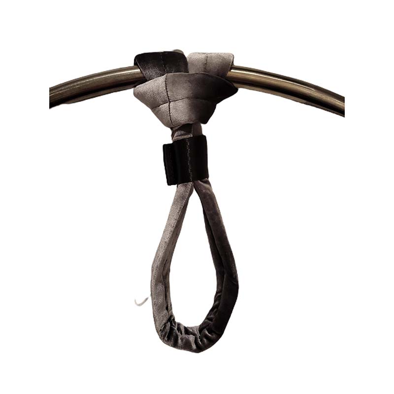 Eine silberne Handschlaufe, ideal für den Einsatz in der Luftakrobatik am Luftring. Die Schlaufe hat eine zuziehbare Schlinge für extra Halt und ist mit weichem Material umnäht, bietet somit hohen Komfort und Sicherheit. Eine silberne Handschlaufe, ideal für den Einsatz in der Luftakrobatik am Luftring. Die Schlaufe hat eine zuziehbare Schlinge für extra Halt und ist mit weichem Material umnäht, bietet somit hohen Komfort und Sicherheit.