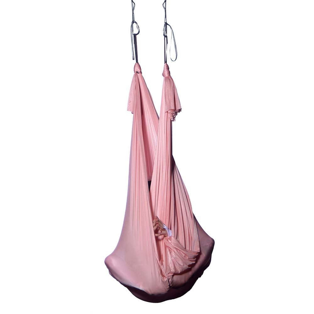 Ein leuchtend lachsfarbenes, wenig dehnbares Aerial Yoga Tuch in hochwertiger Qualität. Perfekt für Yoga-Sessions. Luftakrobatik Shop. Tuchschlaufe Lachs 7 meter