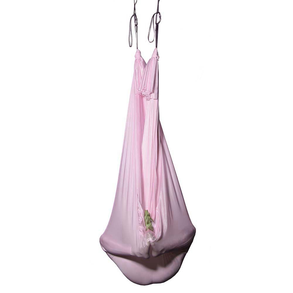Fliederfarbenes Aerial Yoga Tuch, wenig dehnbar, hängt frei und vorbereitet zur Nutzung; erhältlich im Luftakrobatik Shop, Top Qualität. Tuchschlaufe Flieder 7 meter