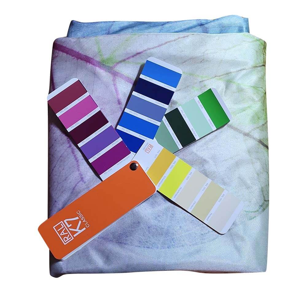 Buntes Vertikaltuch in Blau, Gelb, Grün und Weiß für Luftakrobatik; wenig dehnbar; Aerial Silk von Top-Qualität. Vertikaltuch Blättertraum 26 meter