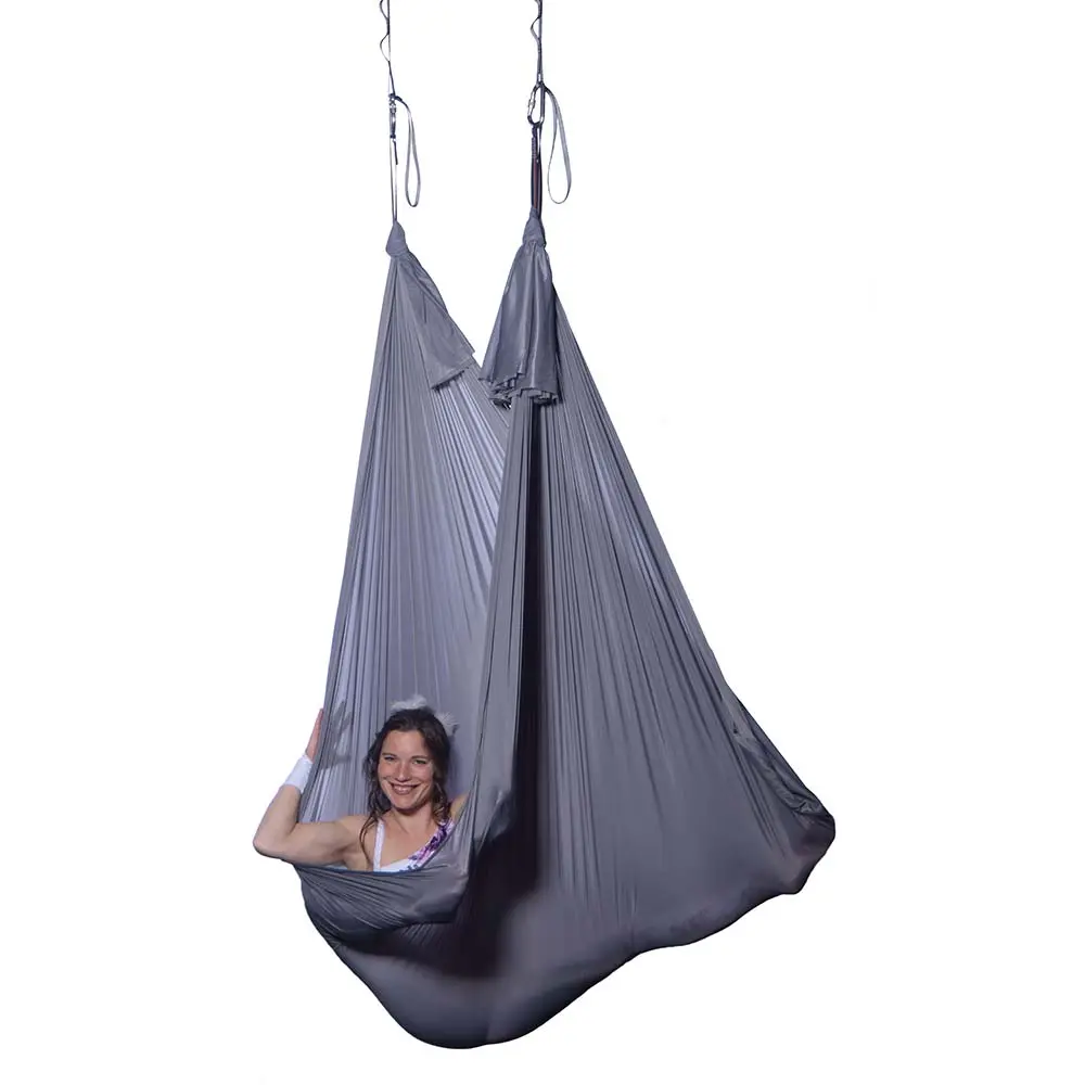 Dunkelgraues, wenig dehnbares Aerial Yoga Tuch von 7 Metern Länge, schwebend in ansprechender Produktpräsentation aus Marlene Kiepkes Luftakrobatik Shop.