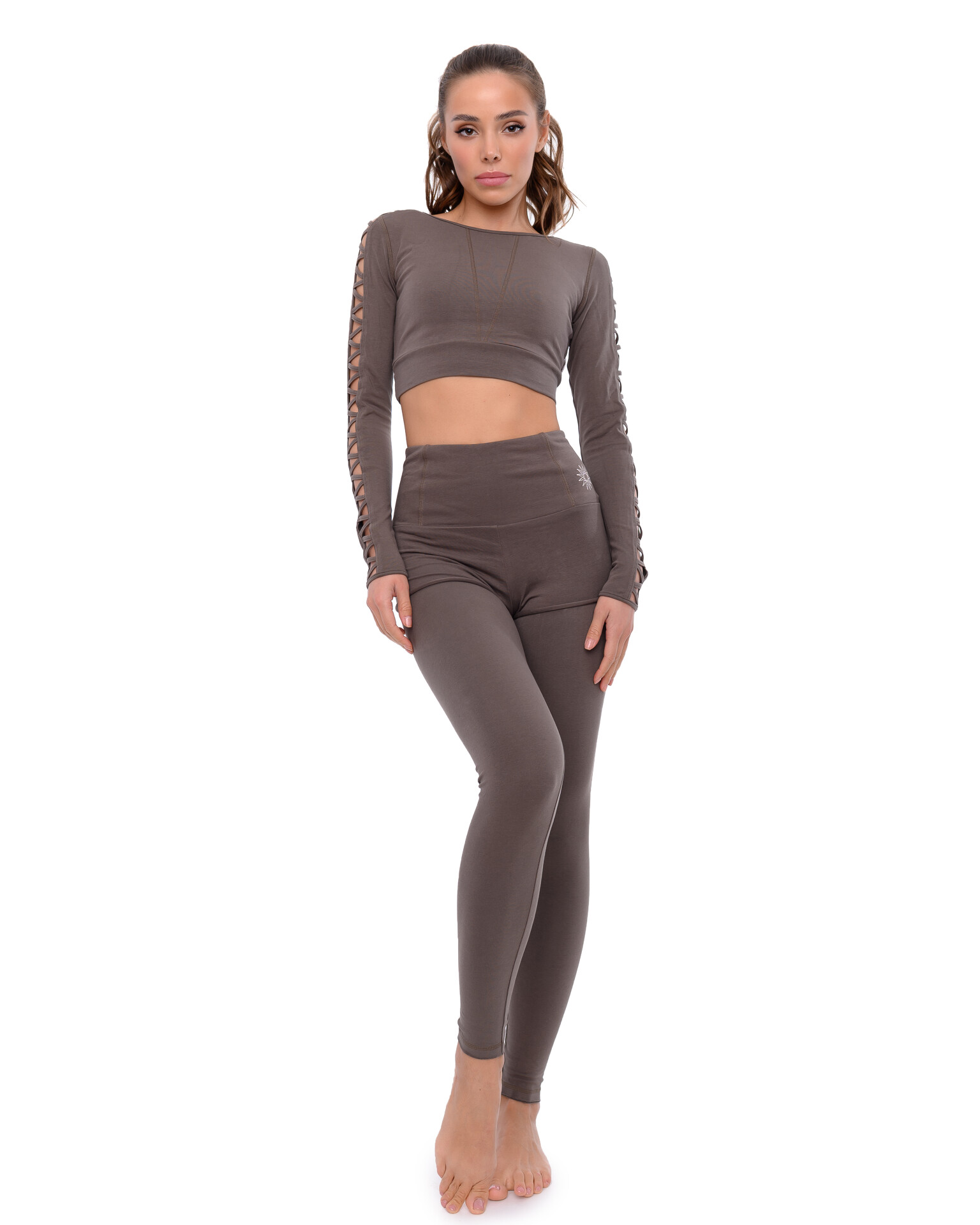 Kaki-farbene Wellnessleggings im Lagenlook in Größe XL, mit einem hohen Taillenschnitt und kurzen Überhosen, geeignet für Luftakrobatik und Fitness.