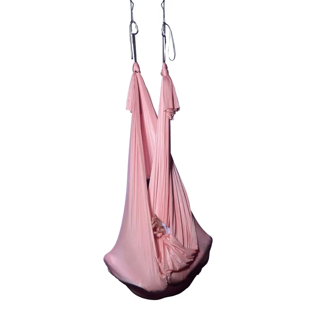 Lachsfarbenes Aerial Yoga Tuch, 6 Meter lang und wenig dehnbar – perfekt für atemberaubende Posen! Erhältlich im Luftakrobatik Shop.