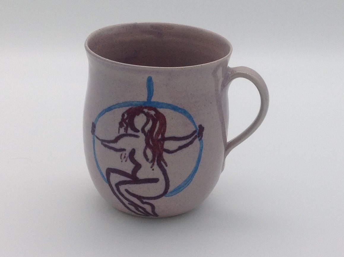 Tasse mit luftakrobatischer Sitzfigur im Luftring, freihand gezeichnet, ein Einzelstück, handgefertigt von Henriette Kletschkus, erhältlich im Luftakrobatik Shop.