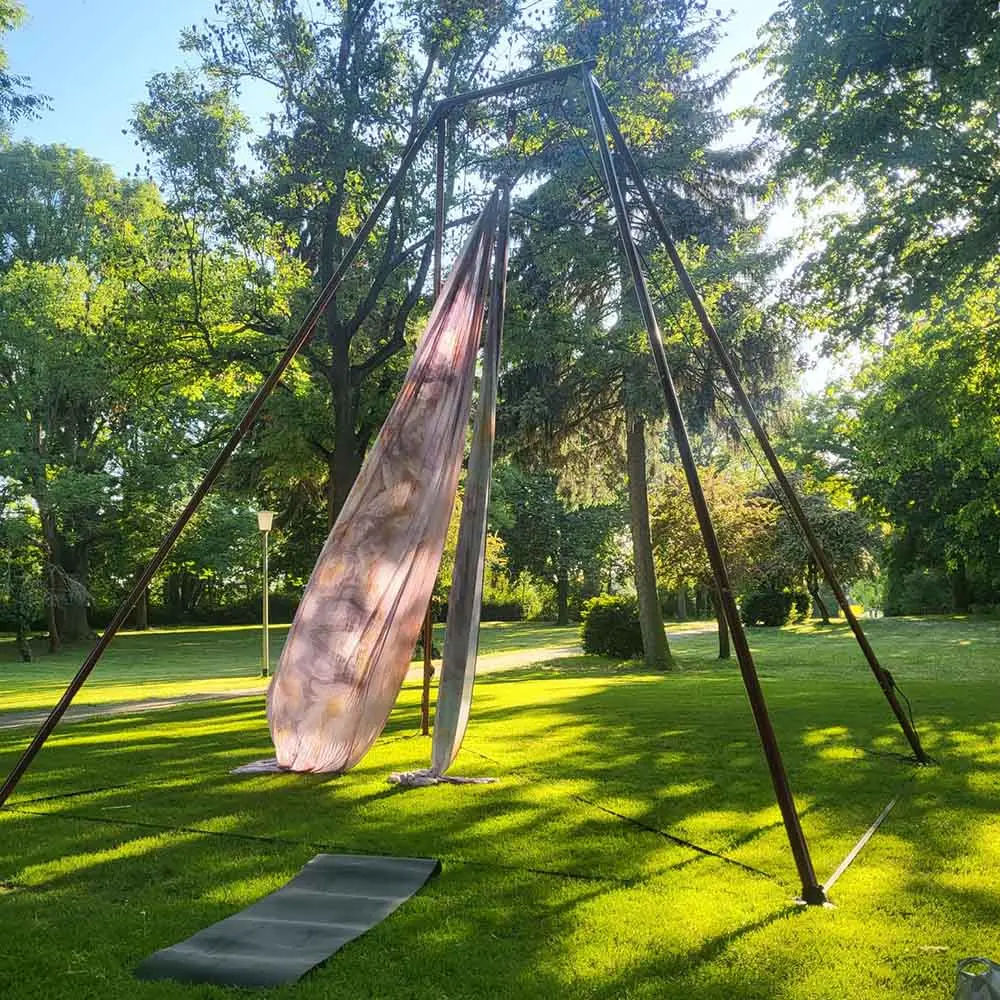 Wenig dehnbares Aerial Silk Vertikaltuch in Gelb, Violett und Weiß aus dem Luftakrobatik Shop.