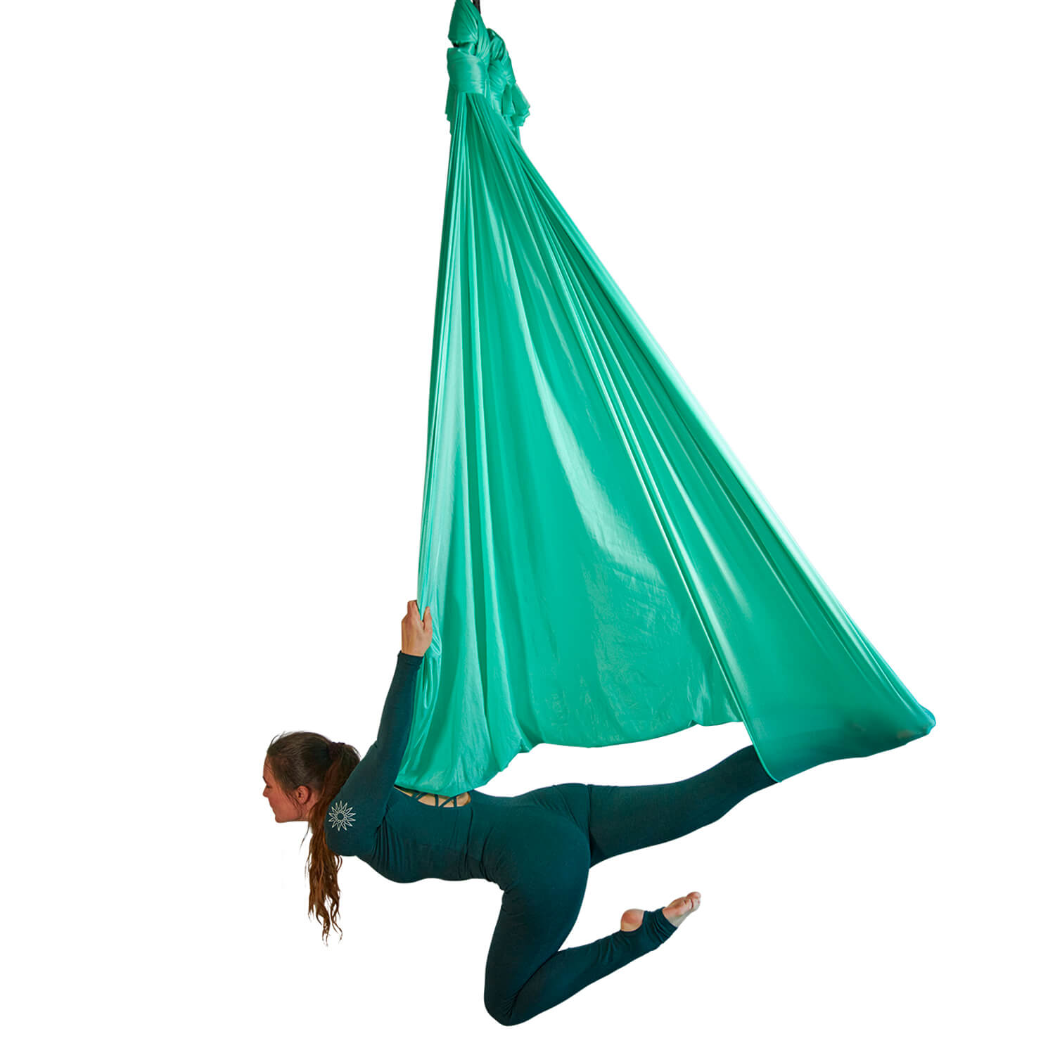 Eine blautürkise, wenig dehnbare Tuchschlaufe für Aerial Yoga und Luftakrobatik, horizontal gewebt und 2,8 Meter breit, präsentiert von Marlene Kiepke.