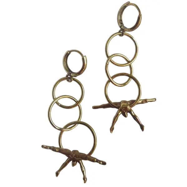 Dekorative und vielfältig gestaltete Knöpfe auf hellem Hintergrund schmuck-mit-luftakrobatik-motiven-versilbert
