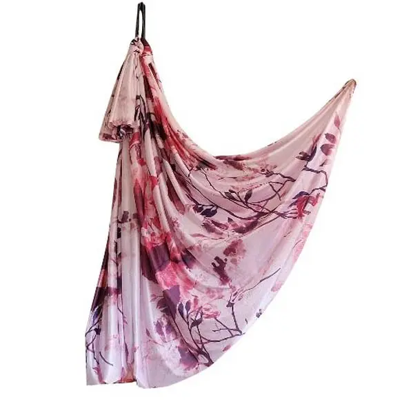 Ein elegantes, lila, rosa, rot und violett schimmerndes Aerial Yoga Tuch, das wenig dehnbar ist und perfekt für Luftakrobatik Shop geeignet.