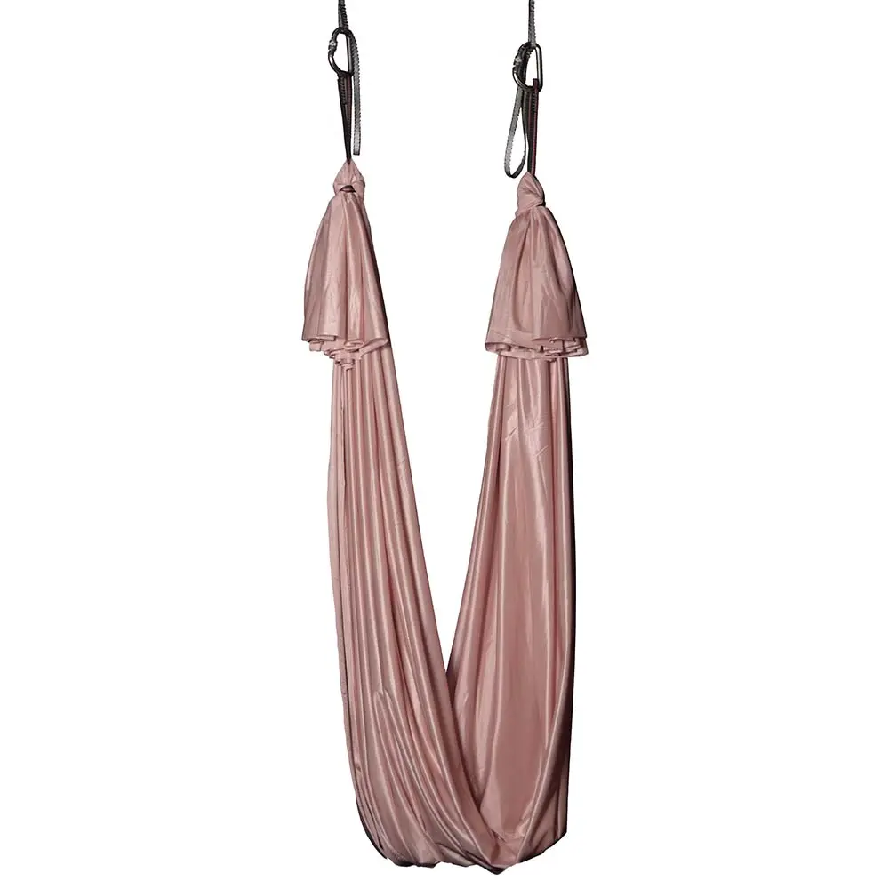 Ein wenig dehnbares Aerial Yoga Tuch in sanftem Altrosa, ideal für Anfänger und Fortgeschrittene, erhältlich im Luftakrobatik Shop.