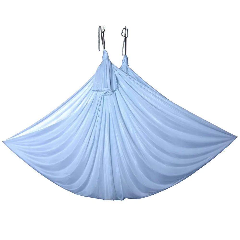 Ein wenig dehnbares, eisblaues Aerial Yoga Tuch aus hochwertigem Material, perfekt für deine Luftakrobatik Übungen. Jetzt im Luftakrobatik Shop.