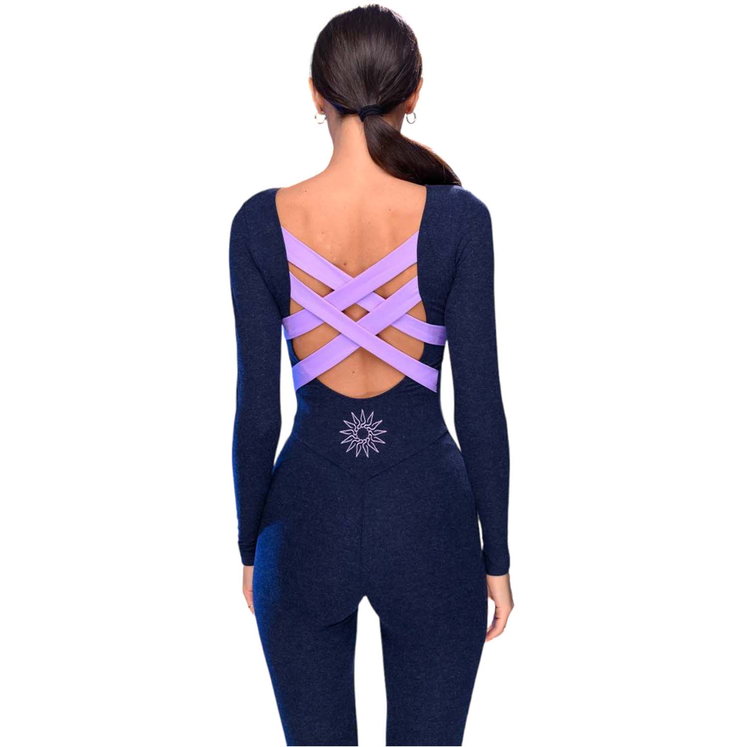 Eleganter Jumpsuit für Luftakrobatik in Chinchilla-Design. Der Ganzkörperanzug ist in einem glänzenden, grauen Stoff gehalten und passt perfekt für Körpergrößen von 168-180 cm.