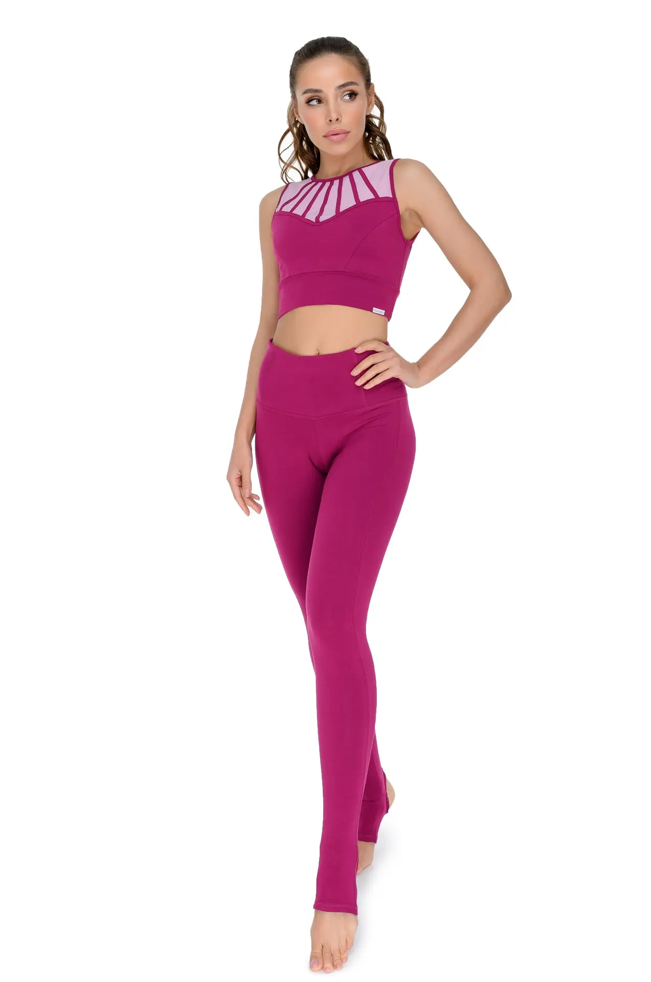 Magenta-farbene Yoga-Leggins mit schmeichelndem Schnitt, perfekt für Yoga, Pilates und Luftartistik. Erhältlich im Luftakrobatik Shop.