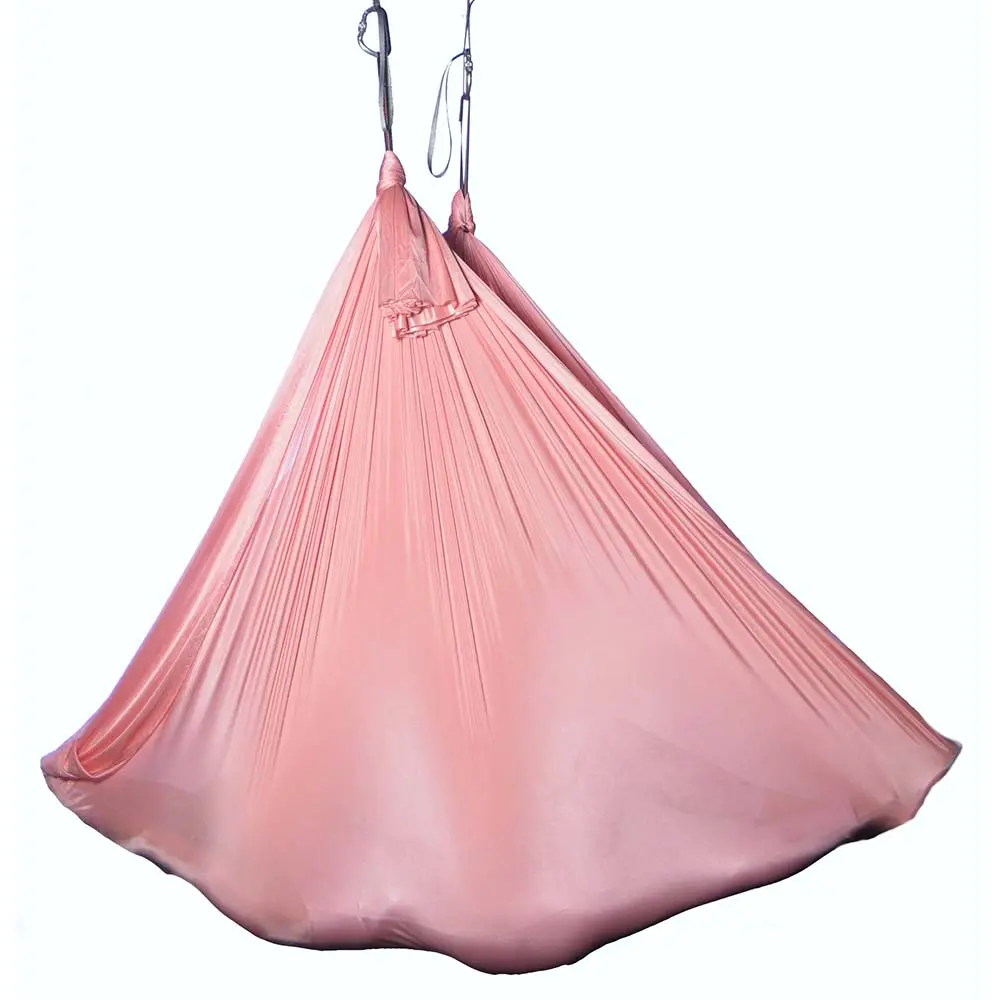 Lachsfarbenes, vier Meter langes Aerial Yoga Tuch; kräftige Farbtöne von Orange zu Rosa; wenig dehnbar. Jetzt beim Luftakrobatik Shop!