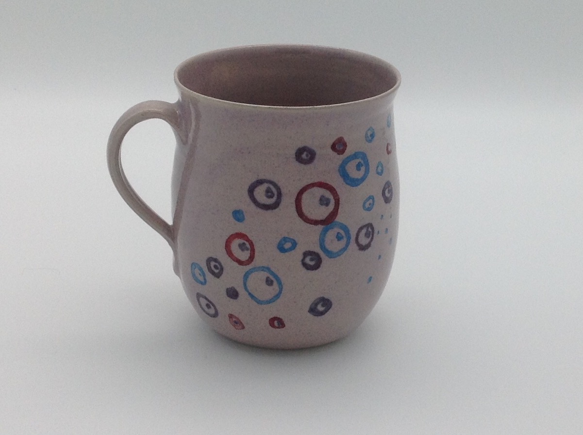 Liebevoll handgefertigte Tasse mit luftakrobatischer Sitzfigur im Luftring, illustriert von Henriette Kletschkus, exklusiv im Luftakrobatik Shop erhältlich.