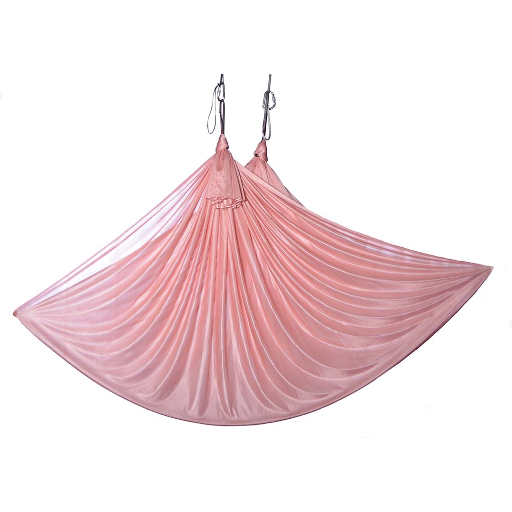 Ein wenig dehnbares Aerial Yoga Tuch in einem sanften Farbverlauf von orange zu rosa, erhältlich im Luftakrobatik Shop nebst Top Beratung.