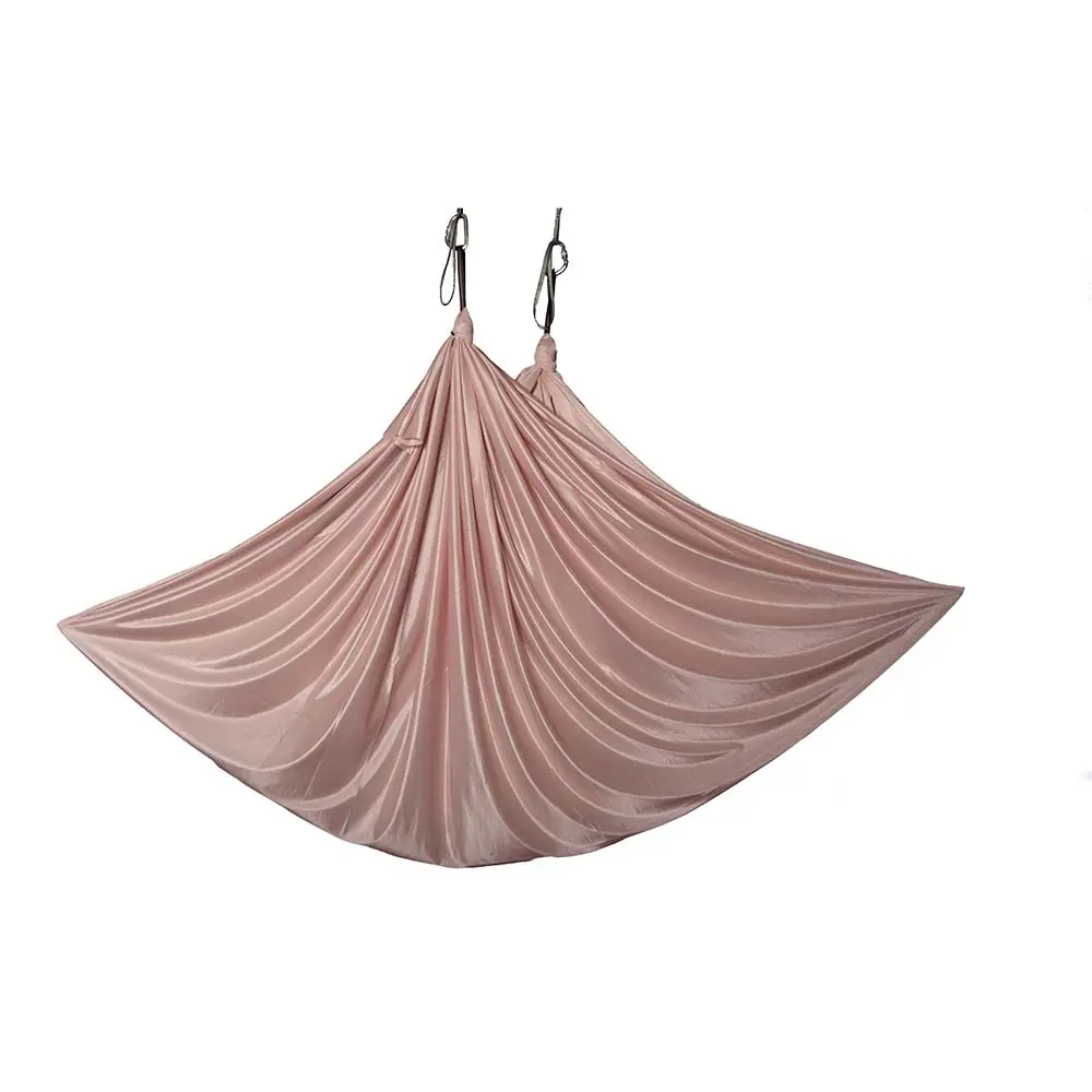 Das wenig dehnbare, 4 Meter lange Aerial Yoga Tuch in zartem Altrosa vom Luftakrobatik Shop ist perfekt für anspruchsvolle Übungen geeignet.