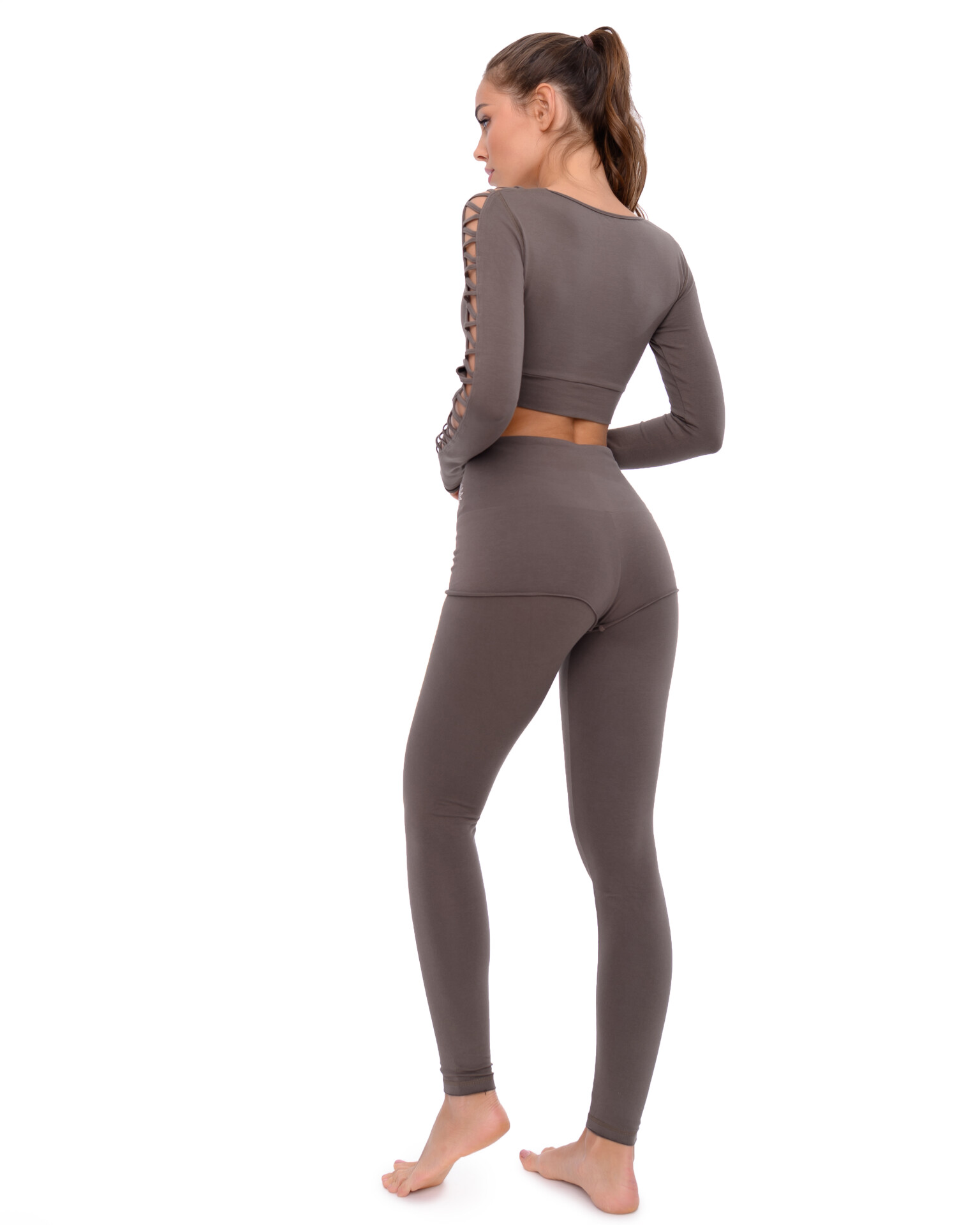 Kaki Wellness Leggings im Lagenlook, ideal für Luftakrobatik und Sportarten. Hoher Taillenschnitt, klappbarer Bund, bequem, robust und vielseitig.