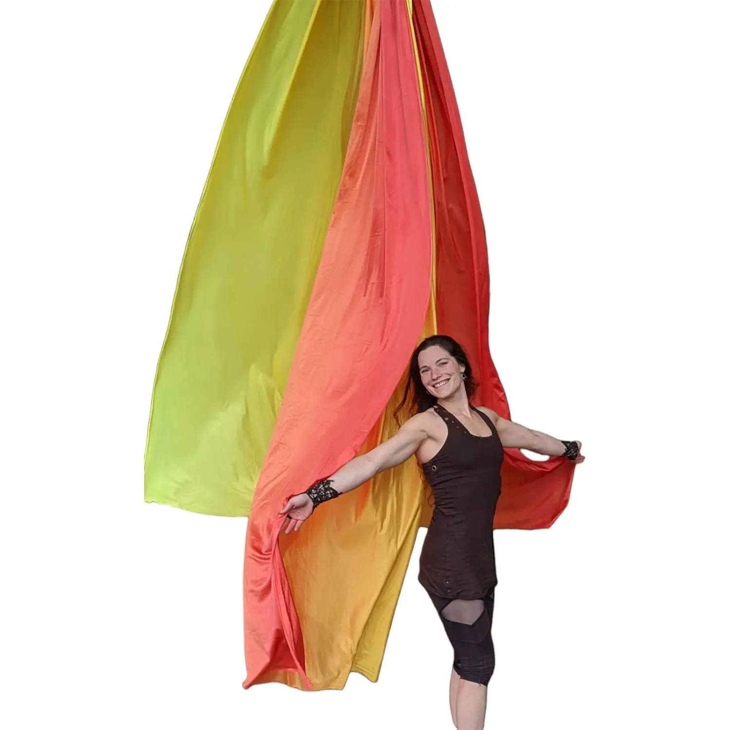 Ein 5 Meter langes, wenig dehnbares Aerial Yoga Tuch in den Farben Gelb, Orange und Rot von Marlene Kiepke für entspannende Übungen.