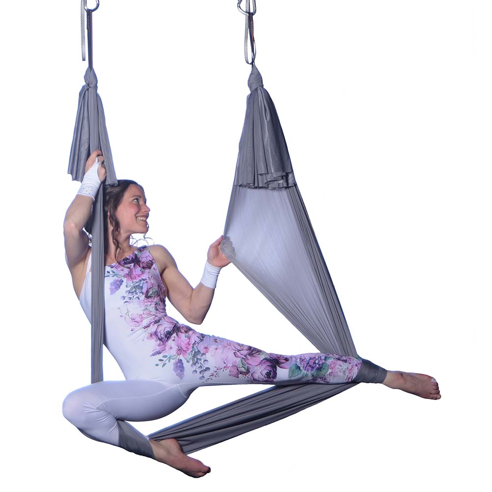 Das anthrazitfarbene Aerial Yoga Tuch ist wenig dehnbar und misst 4 Meter. Es wird von Marlene Kiepke angeboten.