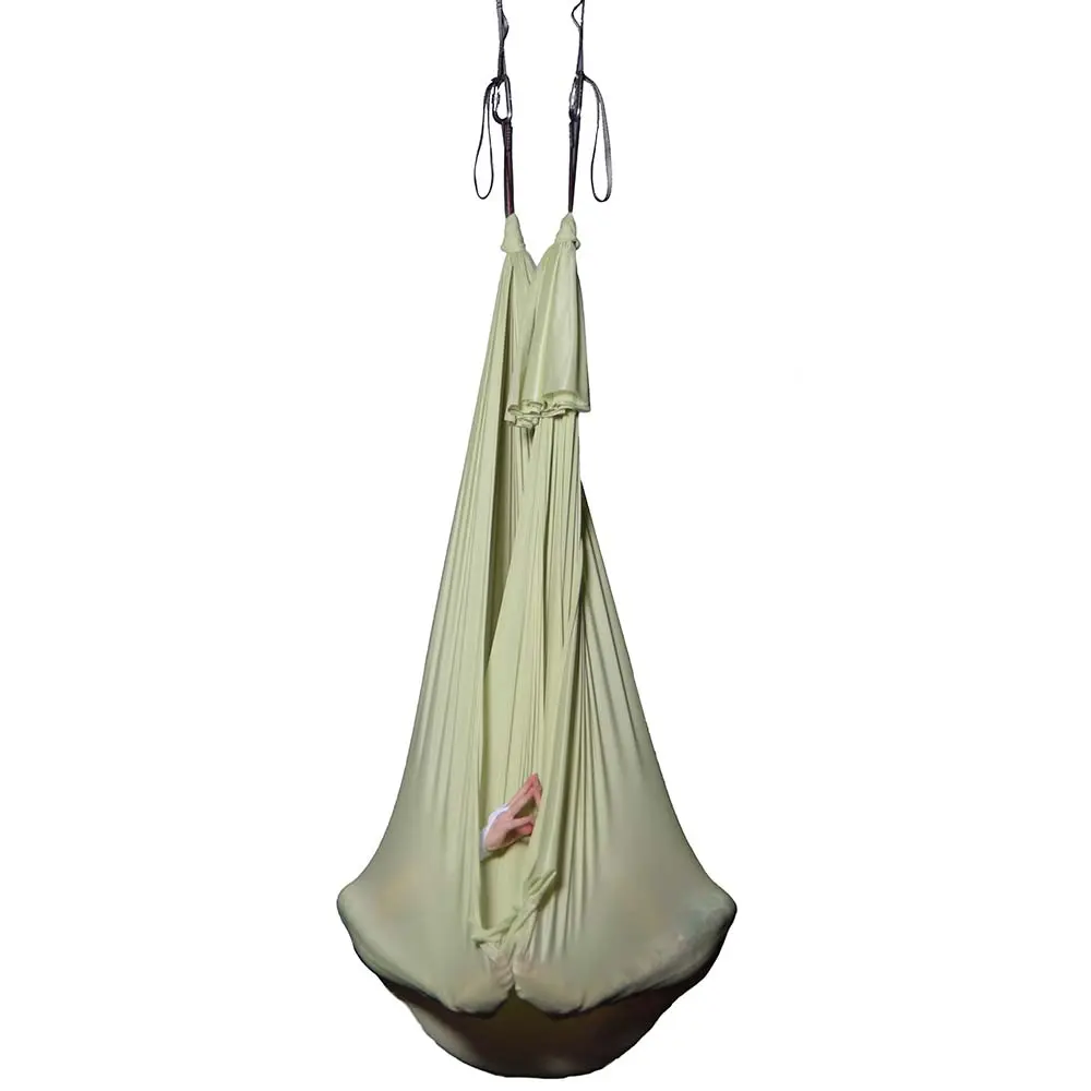 Hellolives Aerial Yoga Tuchschlaufe im Licht, wenig dehnbar, 5 Meter lang, perfekt für fortgeschrittene Luftakrobatik im Marlene Kiepke Shop.