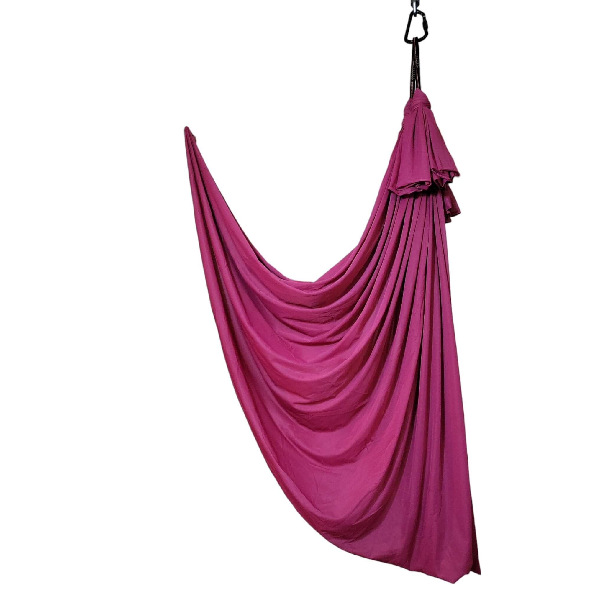 Das Bild zeigt ein 4 Meter langes bordeauxviolettes Aerial Yoga Tuch, horizontal gewebt, wenig dehnbar, und ideal für Luftakrobatik Shop.