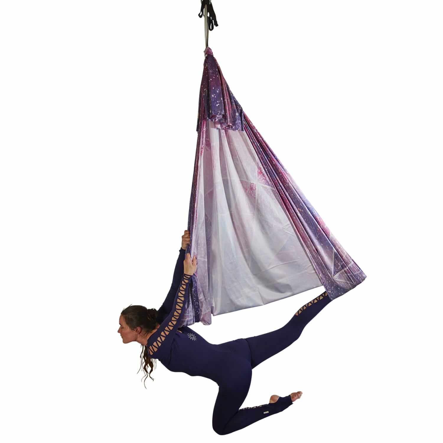 Hochwertige Tuchschlaufe Galaxie in lila, rosa und weiß aus wenig dehnbarem Stoff, ideal für Aerial Yoga, erhältlich bei Marlene Kiepke.