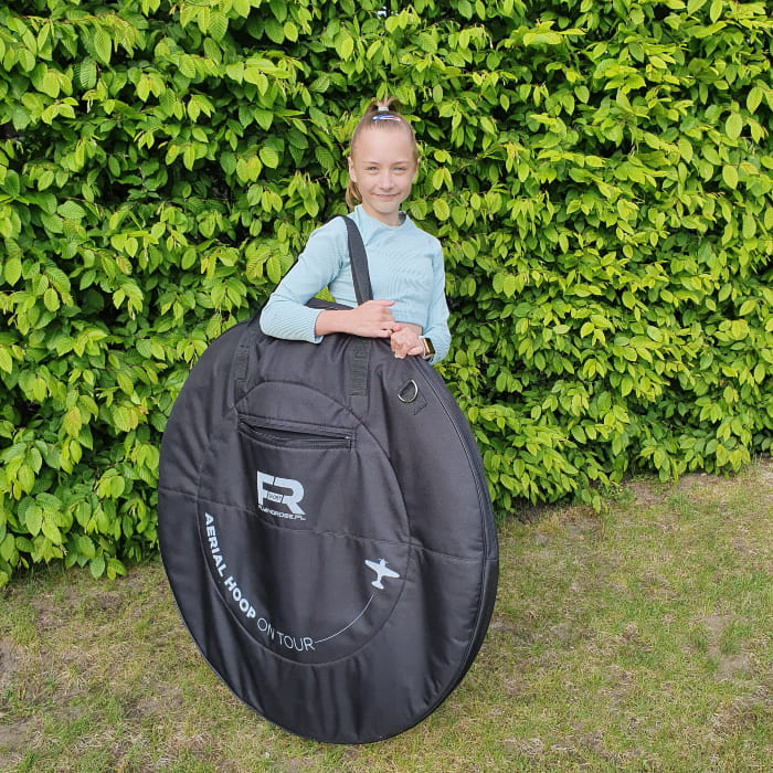 Schwarze, gepolsterte Luftring Tasche mit weißem Schriftzug "Aerial Hoop on tour", ideal für 100-105 cm Luftringe, angeboten im Luftakrobatik Shop.