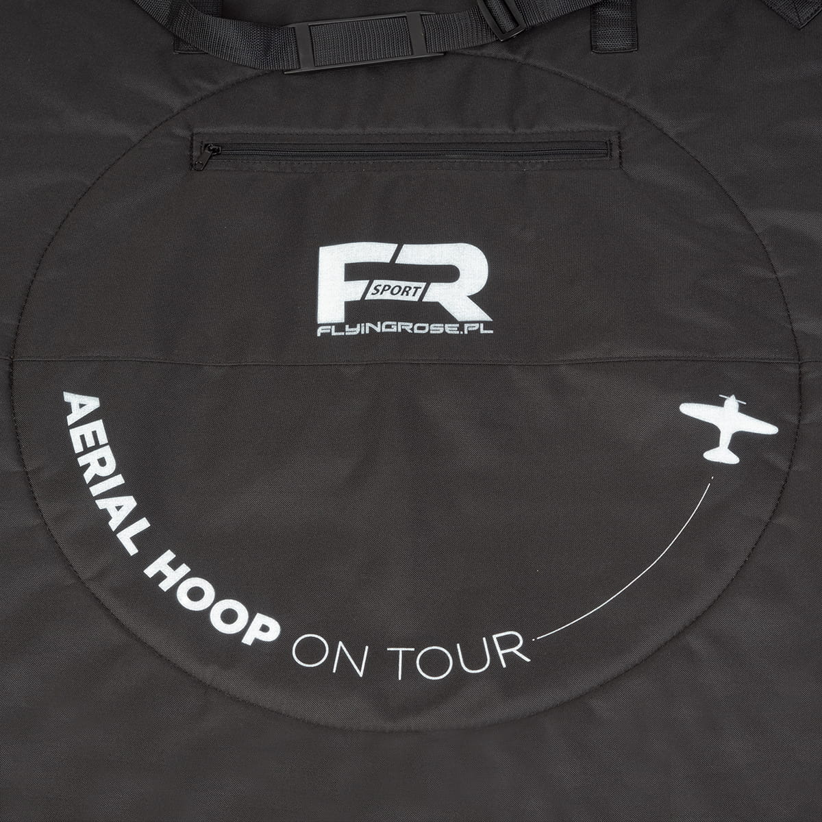 Schwarze, gepolsterte Luftring Tasche mit Schriftzug "Aerial Hoop on tour," ideal zum Schutz und Transport von 80-95er Luftringen; erhältlich im Luftakrobatik Shop.