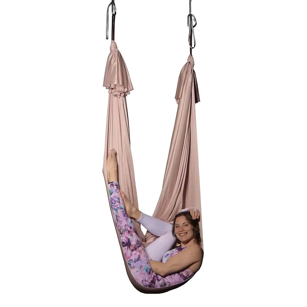 Wenig dehnbares Aerial Yoga Tuch in Altrosa, perfekt für Einsteiger und Profis im Luftakrobatik Shop, 4 Meter lang, für sanfte Yoga-Übungen.