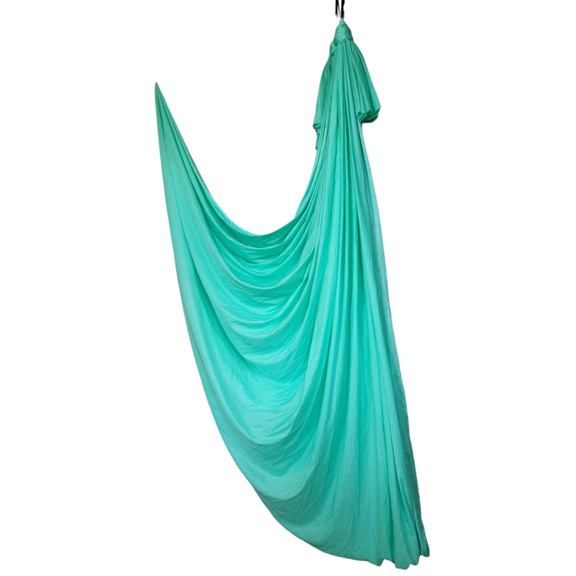 Ein nicht dehnbares, blautürkisfarbiges Yogatuch in 5 Metern Länge, ideal für Aerial Yoga. Hergestellt aus hochwertigem Material von Marlene Kiepke.