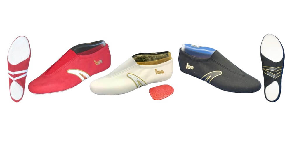 Elegante, modische Schuhe – Hochwertige Verarbeitung und stilvolle Designelemente. Nahaufnahme von eleganten, modischen Schuhen auf neutralem Hintergrund, die hochwertige Verarbeitung und stilvolle Designelemente hervorhebt.