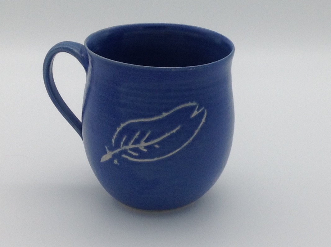 Handgefertigte Tasse mit luftakrobatischen Motiven von Henriette Kletschkus; ideal für den täglichen Gebrauch. Entworfen für den Luftakrobatik Shop.