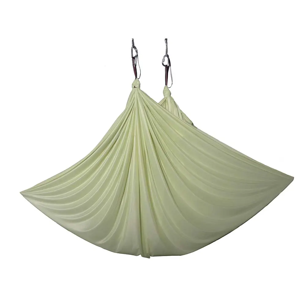 Ein hellolivfarbenes, 6 Meter langes Aerial Yoga Tuch. Das Tuch aus dem Luftakrobatik Shop ist wenig dehnbar und von Top-Qualität.